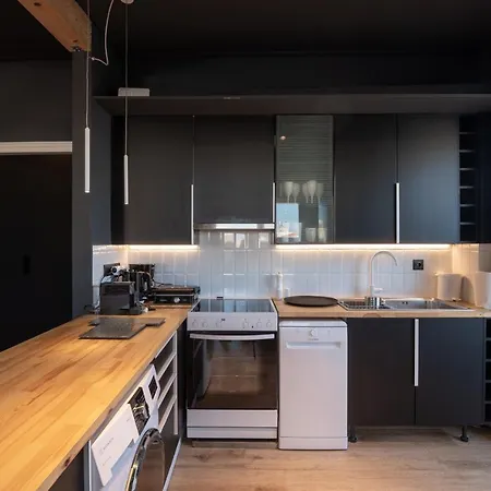 City's Best-kept Secret, Eclectic & Luxe Getaway Apartmán Kalamata