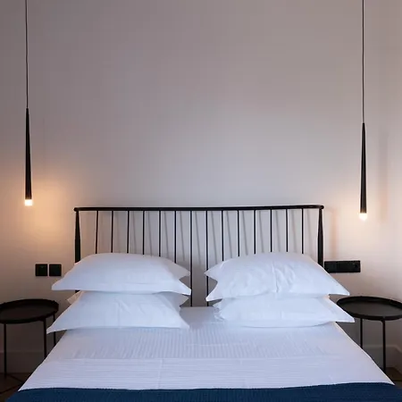 City's Best-kept Secret, Eclectic & Luxe Getaway Lägenhet Kalamata